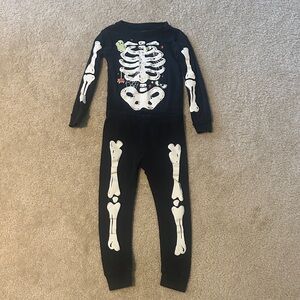 Carters Skelton glow in the dark Halloween pajama size 4T